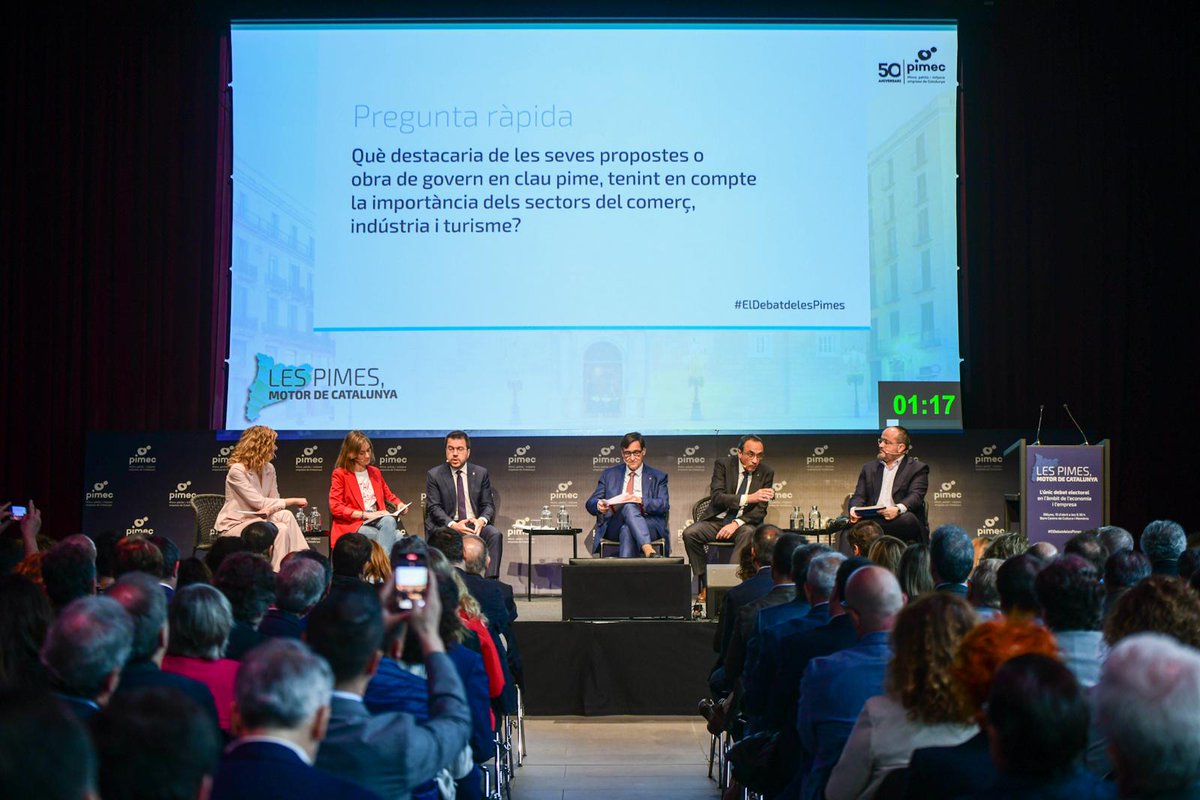 Esquerra_ERC's tweet photo. 📍El #president i candidat d'@Esquerra_ERC, @perearagones, participa a #ElDebatdelesPimes a @ElBornCCM 

🗣️Segueix les intervencions del #president aquí👇