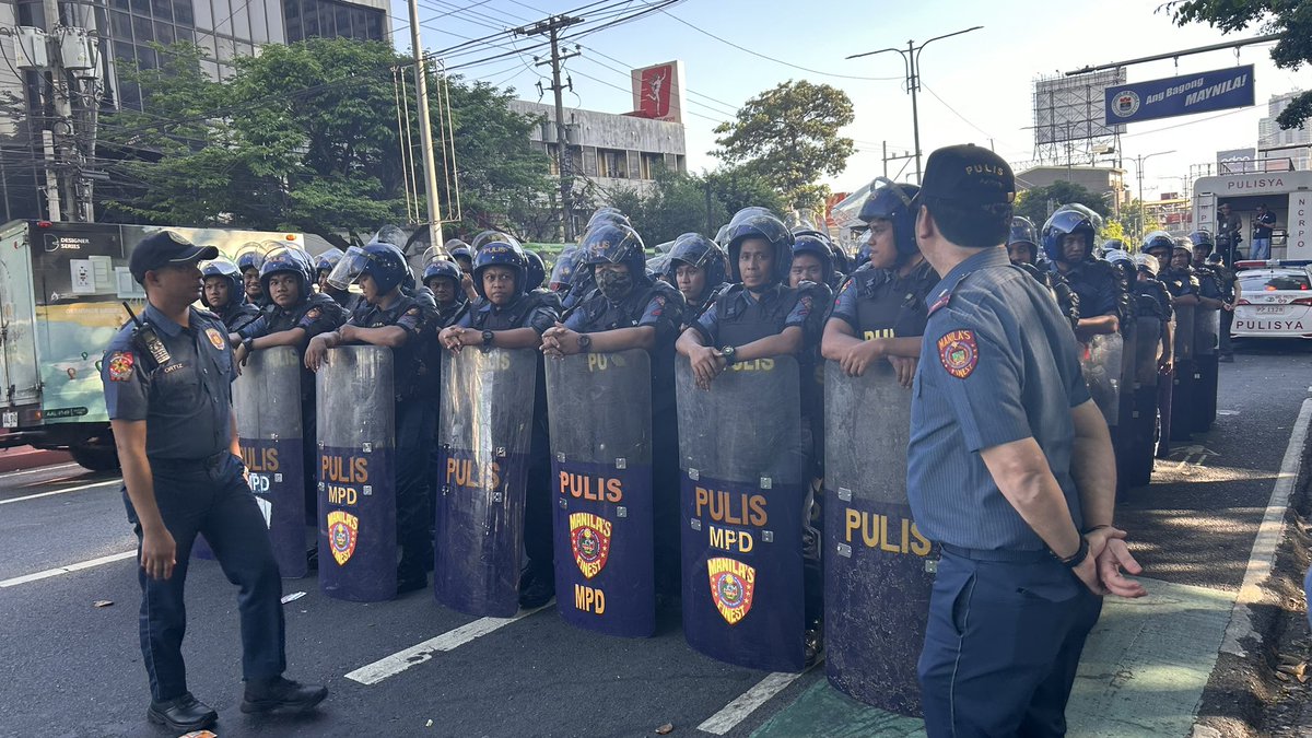 LOOK: Bumarikada na ang mga tauhan ng Manila Police District sa Espanya Blvd upang salubungin ang mga nagsasagawa ng transport caravan @dzbb