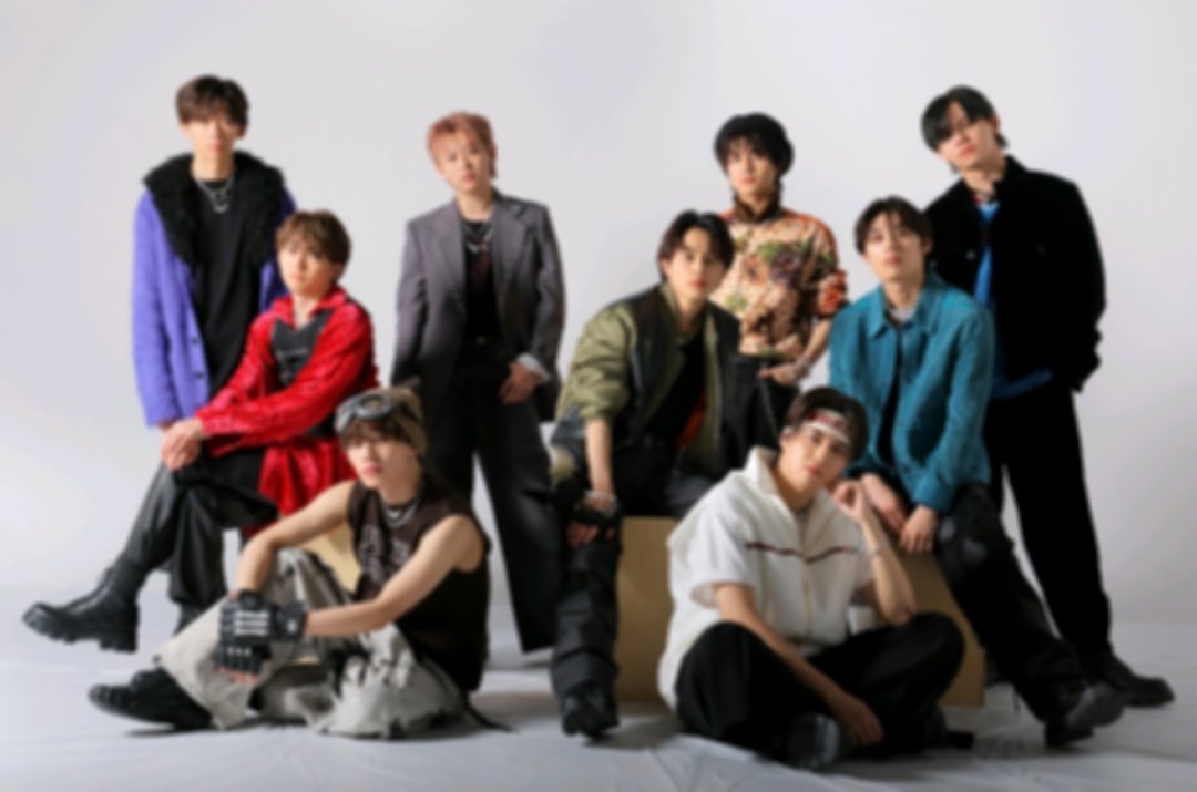 Daily_EBiDAN's tweet photo. 明日（ 16日）から” #超特急”独占インタビューをコンビニプリントで発売💕   （13日間連続‼️）
16日付デイリースポーツにもドドーンと掲載予定✨
また【#超特急祭り】として、チェキのプレゼント企画も🎁
第1回は『 グループインタビュー』🫶
応募方法は当アカウントのフォロー＆RP☝🏻 ̖́
お楽しみに💞 https://t.co/CdgFNV0rEp