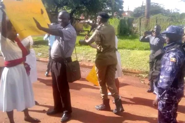 Jinja hospital staff have this morning abandoned patients and are battling with police following reports that a section of Muslims in the city had grabbed the hospital land. They have accused the local government leadership in Jinja City of keeping silent. #MonitorUpdates