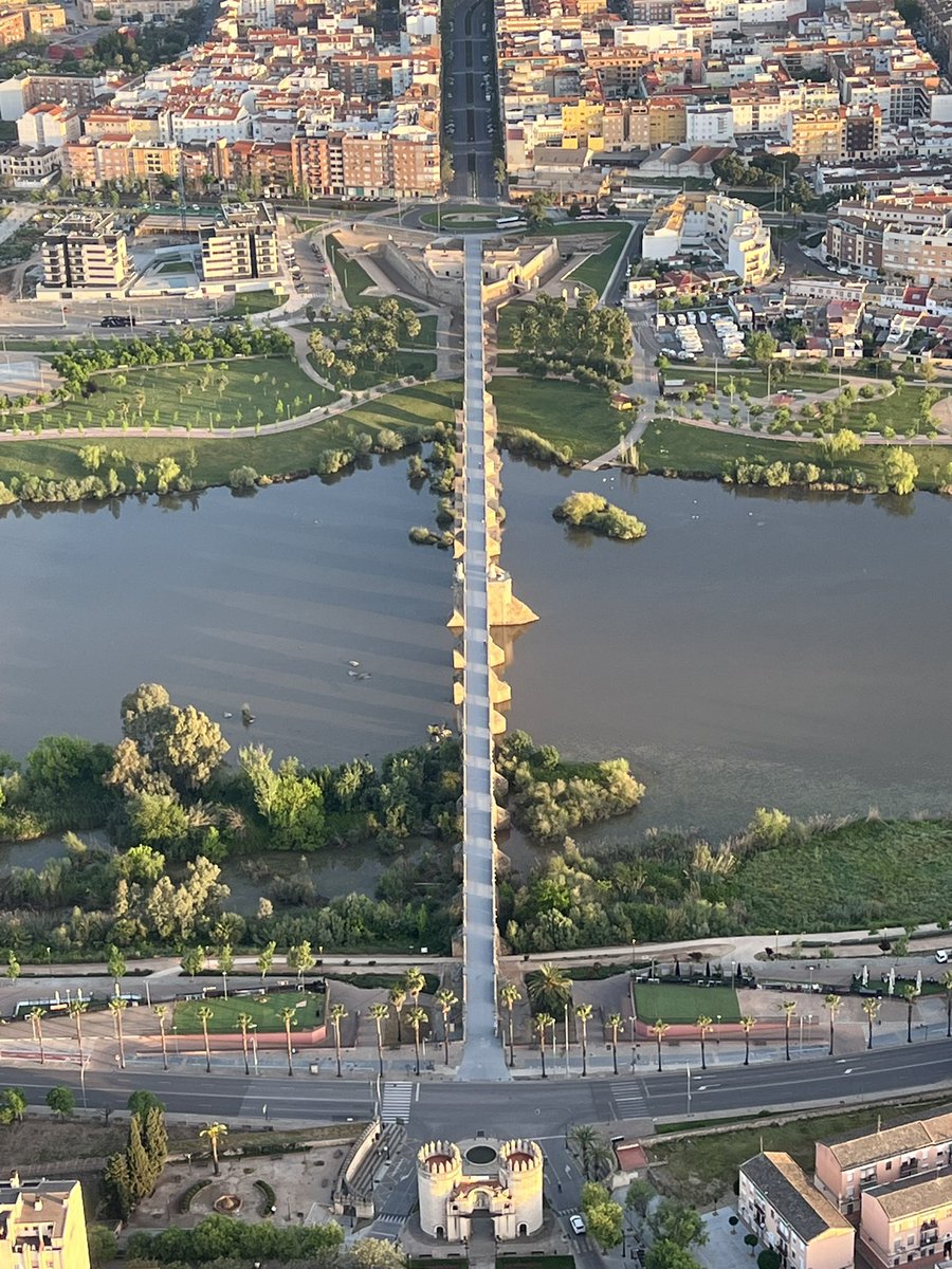 joseblancod's tweet photo. Ayer tuve la suerte de hacer una de las fotos más histórica de la ciudad de #Badajoz, el viento quiso llevar el Globo casi al mismo punto que un antecesor suyo más de un siglo antes tomara casi la misma foto.
A diario veo la foto antigua en #BARbERIABLANCO.
Badajoz ayer y hoy. https://t.co/8lGo3XoFcm
