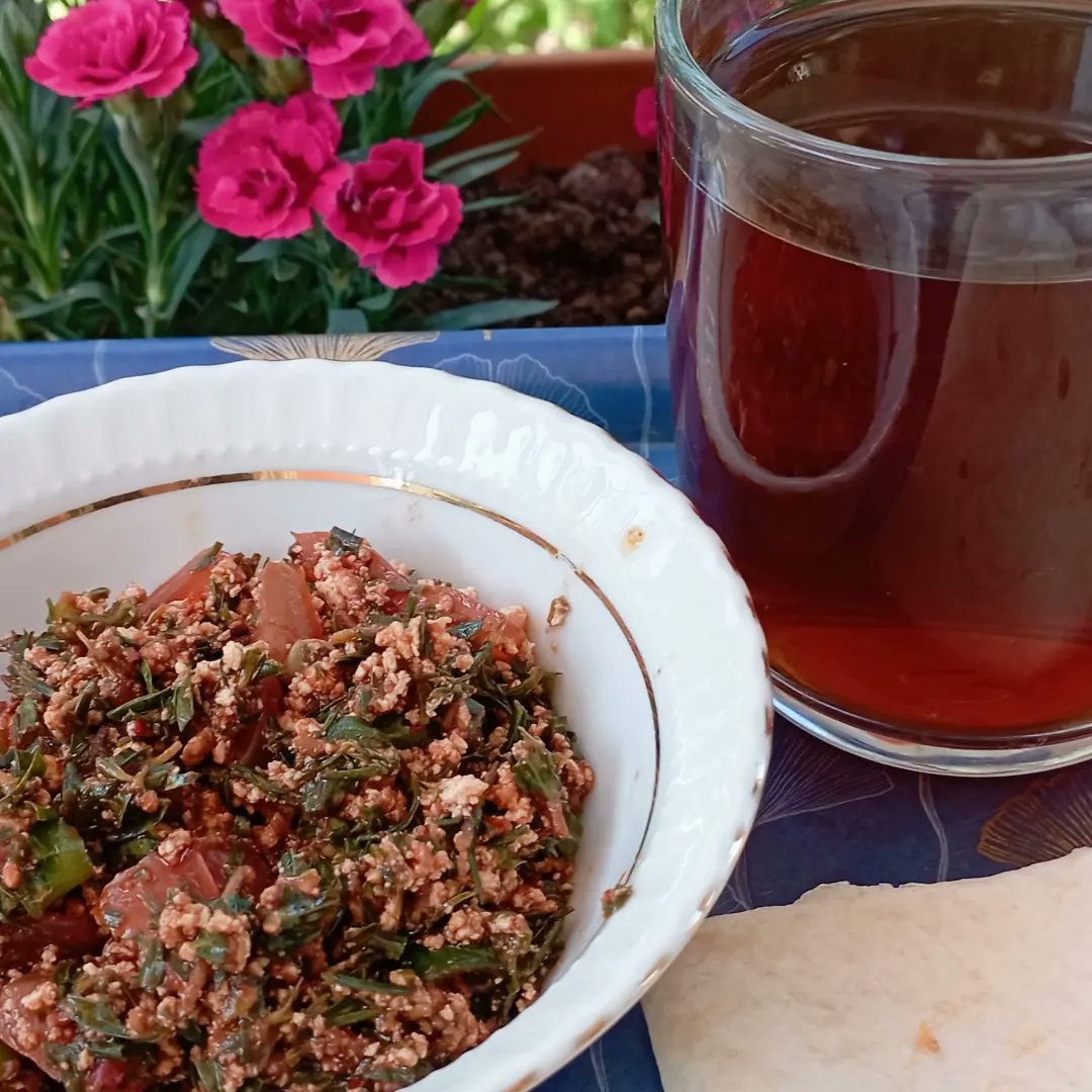yelda_guzel's tweet photo. Hataylı'nın ıstakozları: Zahter salataları. Ayrıca, katıklı ekmek harcı olabildikleri için, dolayısıyla katıklı ekmekler. Çoğul konuşmak zorundayım çünkü her ikisinin de onlarca farklı versiyonu var. Başlıca malzemeler: Zahter (Thymbra spicata), zeytinyağı, nar ekşisi ve soğan. Bunlara tercihe göre biber salçası, domates salçası, pul biber, domates, yeşil biber, maydanoz ve çökelek eklenebiliyor. Fotoğraftaki tümünü içeren bir salata. Bu malzemelerin tek tek sağlığa faydalarını yazamam, buralara sığmaz. Kısaca aşırı sağlıklı ve bir o kadar lezzetli, ayrıca da vejeteryan gıdalar olduklarını yazabilirim (ıstakoz gibi gut yapmazlar ayrıca).
Niye uğraşıp, zaman ayırıp paylaşıyorum bunları (istakoz hüpletmeli bir selfie paylaşmaktansa) 
1. Canınız çeksin de zahter, salça, zeytinyağı vb. bilimum yerel gıdalardan sipariş edin de memleketimin kadın kooperatifleri, dolayısıyla memleketim kalkınsın diye
2. Hamburger ve pizzanın ününe ve her yerde bulunabilme lükslerine karşın, böyle çok daha sağlıklı ve lezzetli yerel ürünlerin evlerden dışarıya çıkamamasındaki haksızlığa dayanamadığımdan. 
Verimli, mutedil bir Akdeniz ülkesiyiz ve yüzlerce lezzetli, sağlıklı, pratik yerel ürünümüz var. Yüzlerce üniversitemizden, binlerce işletme, pazarlama, reklamcılık, ticaret, gastronomi mezunu çıkıyor. Buna rağmen bunca yıl bu yerel ürünlerin hiç olmazsa bir iki tanesini parlatamadıysak bunun olsa olsa iki açıklaması olabilir: 
1. İş bilmezlik.
2. Aşağılık kompleksi. 
3. Fakirlik
Birinci madde, son yıllarda aşılıyor(du). Hatta, Hatay gastronomi turizminde epey yol katetmişti. Yine de hafiften yaygınlaşmaya başlayan Hatay peynirli künefesi ve içli köftesini saymazsak, yerel ürünlerinde tam anlamıyla parlayan bir ürün yoktu henüz. Umarım kaldığımız yerden devam ederiz. 
İkinci madde için yazabileceğim bir şey yok. Aşağılık kompleksi bu toprakların aşılması güç kaderi. Aşmaya çalıştıkça şovenizme doğru bir savrulma oluyor ki o çok daha beter, özeleştiri yapamaz, dolayısıyla yol alamazsınız.
Üçüncü maddeye gelince, herkes biliyor ki para var ama dağılımı ve kullanımı yanlış. Coğrafi, biyolojik ve stratejik açıdan düşününce, fakir olmamızın ne kadar saçma, ne kadar mantıksız olduğu görülebilir zaten.