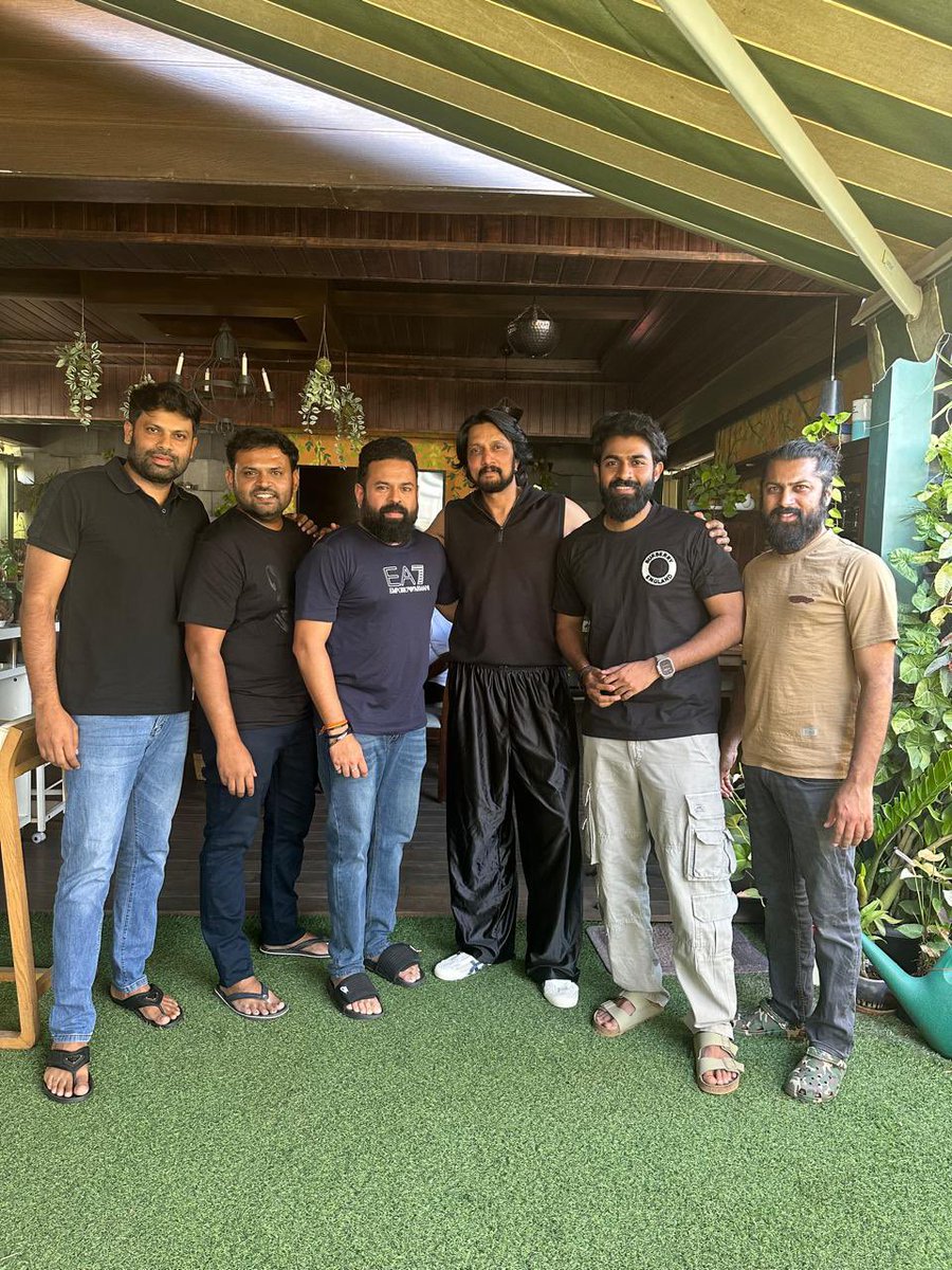 SanthoshAnand15's tweet photo. @KicchaSudeep sir ನಿಮ್ಮ ಬೆಂಬಲಕ್ಕೆ ,ನಿಮ್ಮ ಸಮಯಕ್ಕೆ, ನಿಮ್ಮ ಸಿನಿಮೋತ್ಸಾಹಕ್ಕೆ ನನ್ನ ವಂದನೆಗಳು ❤️ Thank you🤗@yuva_rajkumar @hombalefilms @VKiragandur @ChaluveG @AJANEESHB @DopShreesha @gowda_sapthami @aanandaaudio #FamilyBlockBusterYuva https://t.co/ajPXoiKN9u