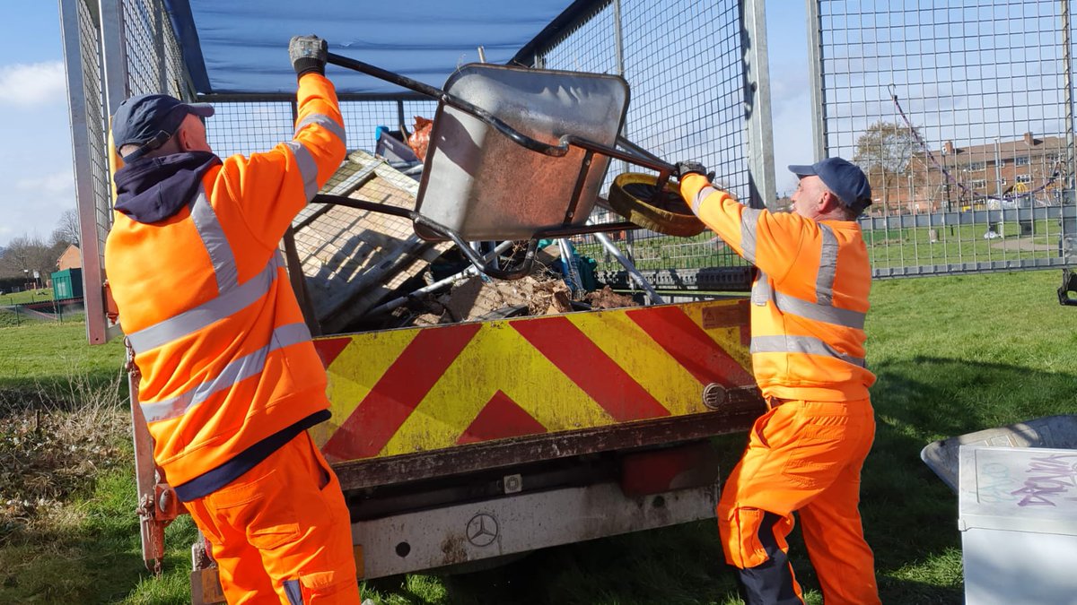 The #BigTidy have cleared over 50 fly-tips this year, bringing the sparkle back to corners and pavements all over Bristol! ✨ With fly-tipping fines going up to £1,000, remember to check that whoever takes your waste away is a registered waste carrier: bristol.gov.uk/residents/stre…