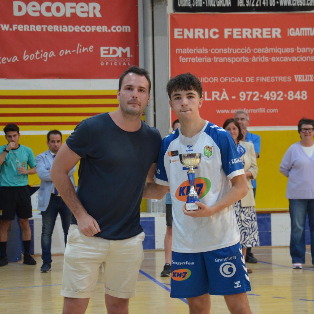 🥇👏🏻 El juvenil femení s’ha proclamat campió de Lliga Catalana Juvenil femenina! 🥈El juvenil A s’ha proclamat sots campió de Lliga Catalana Juvenil Masculina. 🤩 🙌🏻 Enhorabona a tots els jugadors i jugadores! 📸 Biel (Handbol Llavaneres) #OrgullBMG⚪️🔵 #BaseBMG⚪️🔵