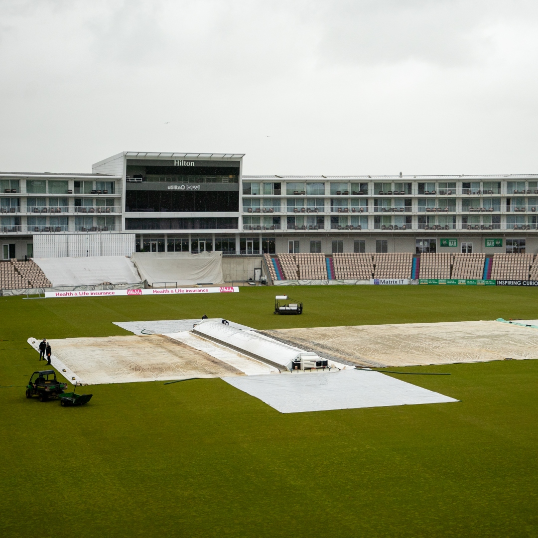 It's raining this morning here at Utilita Bowl 🌧️ We will provide an update for play on day four when we have it 🤝