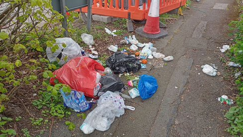 And the resident keeps on adding to the pile. #Harrow @harrow_council staff should not have to clear this up. I did it last week & not again.