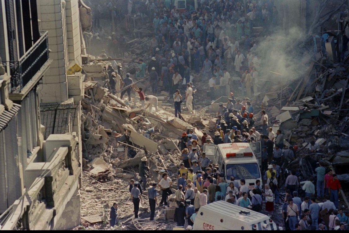 El régimen islámico afirma que tenía derecho a atacar a Israel ya que Israel 'lo inició' bombardeando el 'consulado iraní' en Damasco. La siguiente imagen muestra la Embajada de Israel en Argentina después de que fuera bombardeada por Irán en 1992. Murieron 4 israelíes y 25…