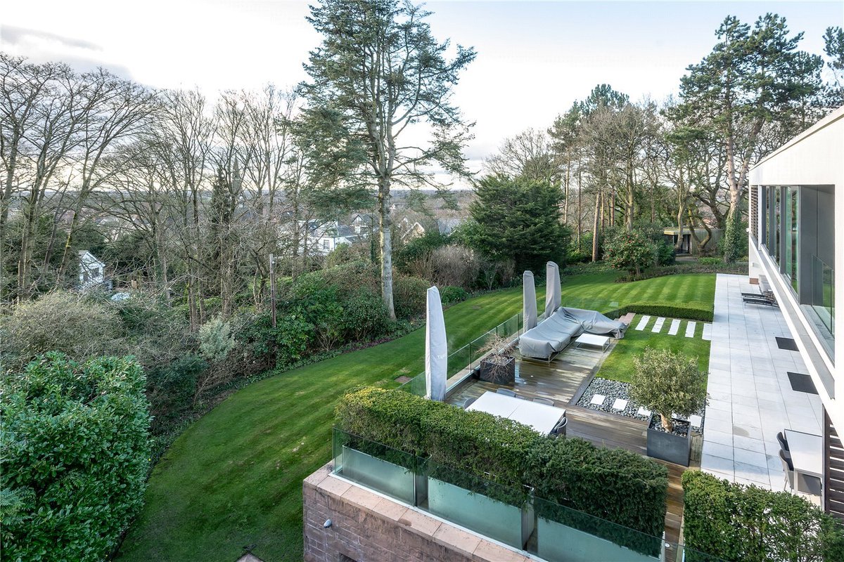#AlderleyEdge #Cheshire The Ridge is an exemplary, international style, modernist, five bedroom, 6,396 sq ft family house with leisure suite and outstanding views of the #CheshirePlain, sitting in over half an acre of stunning gardens. OIEO £4,700,000. jackson-stops.co.uk/properties/189…