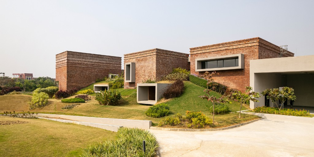 The campus #architecture blends with its surroundings, nestled among trees like Tagore’s Bishwa Bharati #University. It integrates with the environment, creating a dialogue between the constructed and the organic elements. ow.ly/1qwb50RfXL2