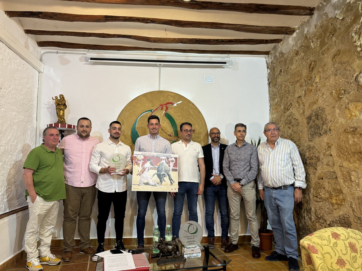 El Club Taurino de Cehegín aclamó a Antonio Torrecilla, el mejor recortador de la Región de Murcia
➕info👇
elmuletazo.com/2024/04/15/el-…