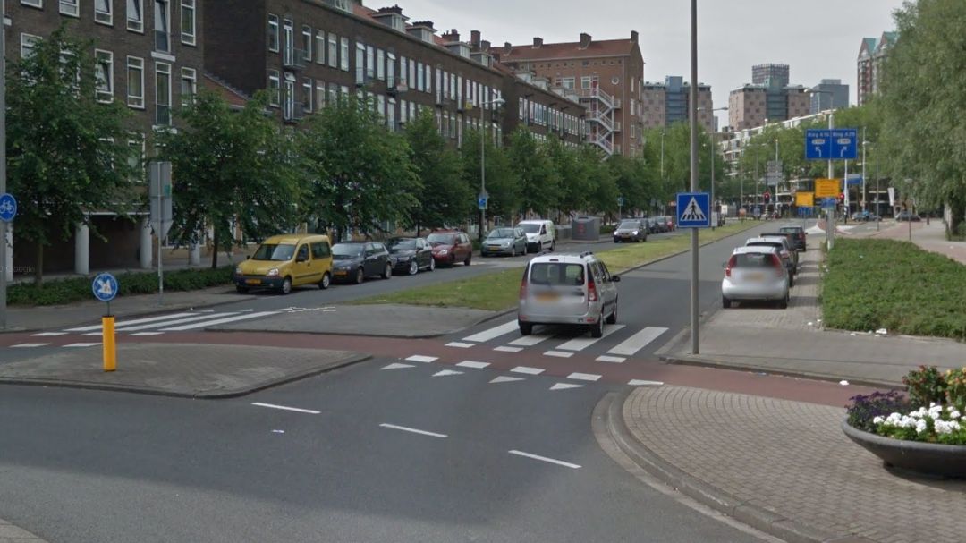 Rdamonderweg's tweet photo. 👷‍♀️🚧 De kruisingen #Goudsesingel-#JonkerFransstraat en Goudsesingel-#Vondelweg worden tot begin 2025 verkeersveiliger gemaakt. Daarom is de Vondelweg van dinsdag 16 april tot eind juli dicht voor auto's en fietsers, vanaf Warande tot de Goudsesingel.

ℹ️👉 https://t.co/uxBNMp0xLG https://t.co/iuGFVSNQAX
