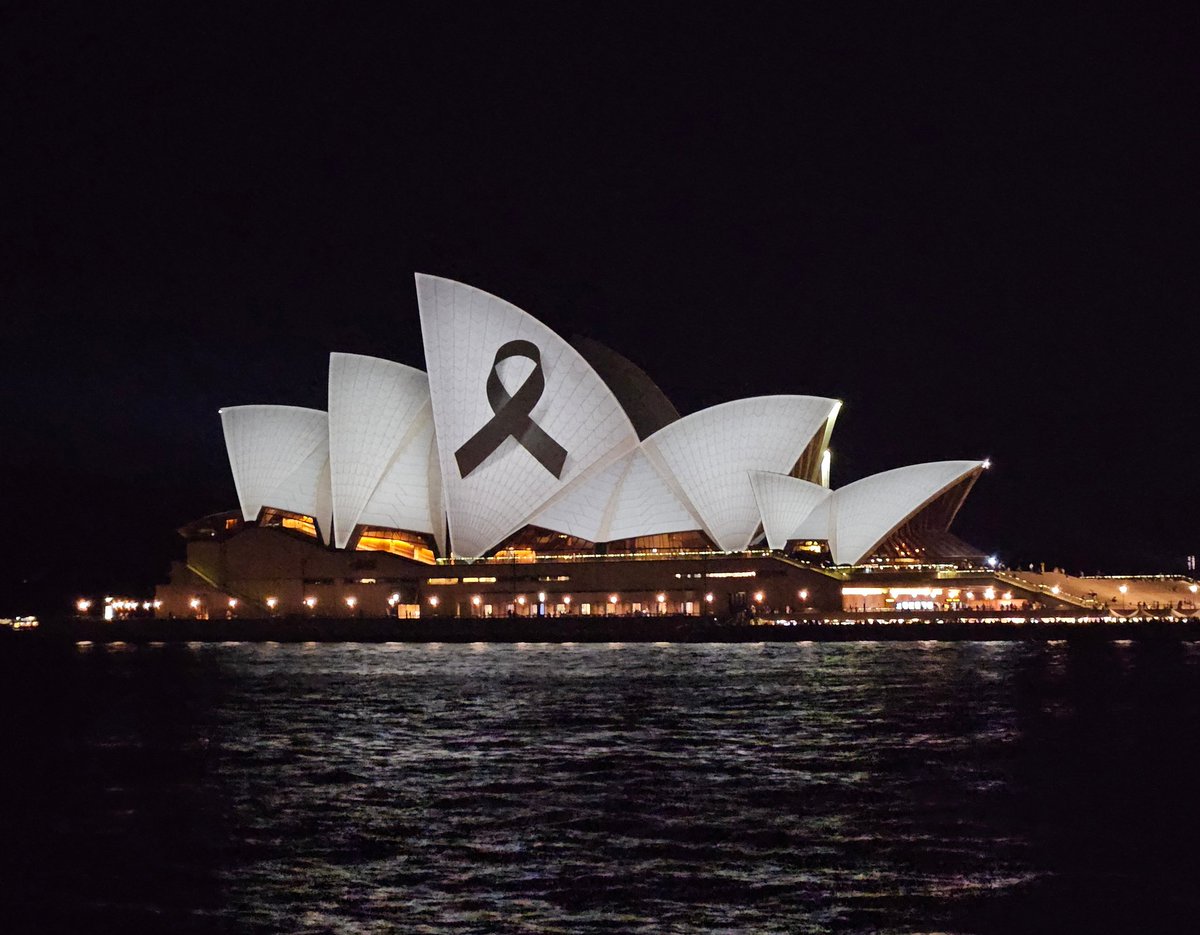 To the victims who lost their lives at #bondijunction on Saturday, may you all rest in peace.💔

We will not let this heartbreaking event define our beautiful city and all those who live here. 🫶🏻

@sydneyoperahouse 

#sydneyopera #circularquay