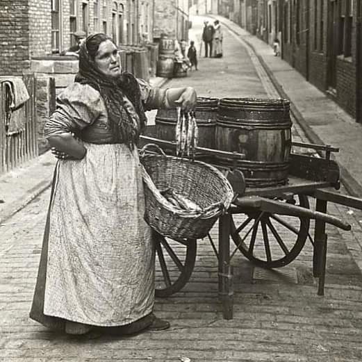 A fisherwoman sells her wares, on the streets (1900s)
#IsraeliTerrorists