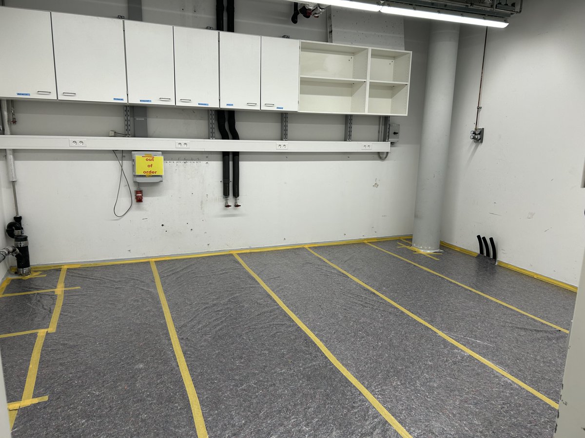A little over 2 months left until delivery of the  @thermosciEMSpec #PFIB for #cryoET sample prep to @mpibp. Since last week, the room  has a floor. And field compensation cable ducts.  Still Deutschland-Tempo but 🐌 > 🐢.