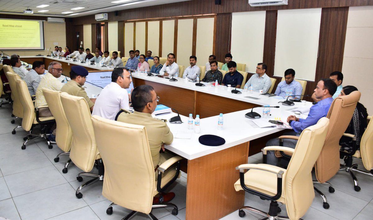 Review meeting with Expenditure observer. Thoroughly review with Nodal officer-Expenditure & @ddo_vadodara , all Enforcement agencies, Asst. Expenditure observers and Asst. Returning officers. @ECISVEEP @CEOGujarat #Vadodara #વડોદરા #LokSabhaElection2024 #Election2024