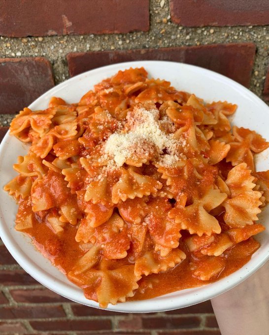 PrettyLittleThing tweet media