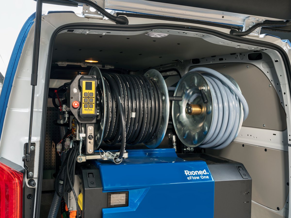 Rioned_INTL's tweet photo. The eFlow One is light, compact and budget and environmentally friendly. As the eFlow One produces no CO2 emissions and less noise than a fossil fuel machine, it is the ideal tool for cleaning in city centres, enclosed spaces or at locations/times with noise restrictions. https://t.co/Y8hbUI6EuA