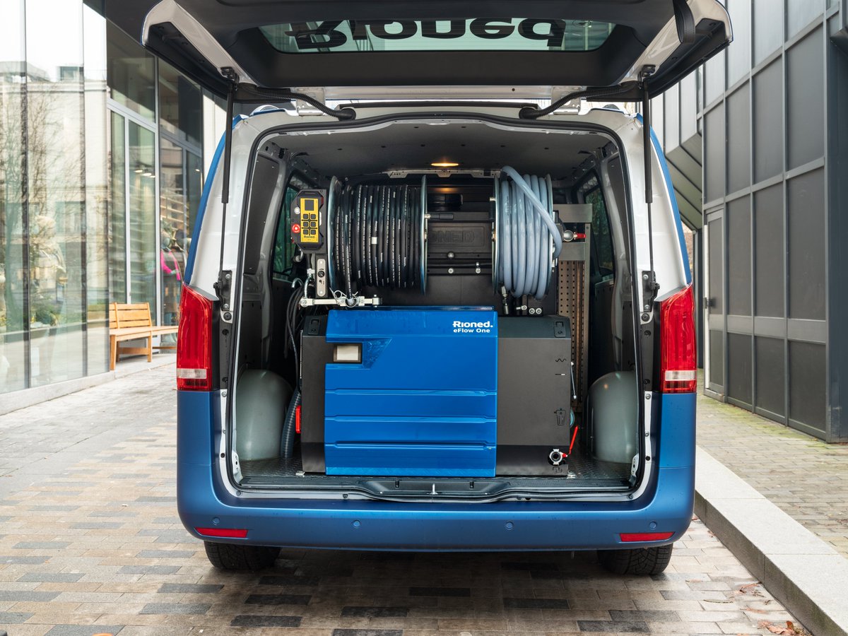 Rioned_INTL's tweet photo. The eFlow One is light, compact and budget and environmentally friendly. As the eFlow One produces no CO2 emissions and less noise than a fossil fuel machine, it is the ideal tool for cleaning in city centres, enclosed spaces or at locations/times with noise restrictions. https://t.co/Y8hbUI6EuA