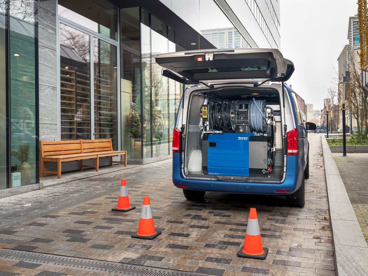 Rioned_INTL's tweet photo. The eFlow One is light, compact and budget and environmentally friendly. As the eFlow One produces no CO2 emissions and less noise than a fossil fuel machine, it is the ideal tool for cleaning in city centres, enclosed spaces or at locations/times with noise restrictions. https://t.co/Y8hbUI6EuA