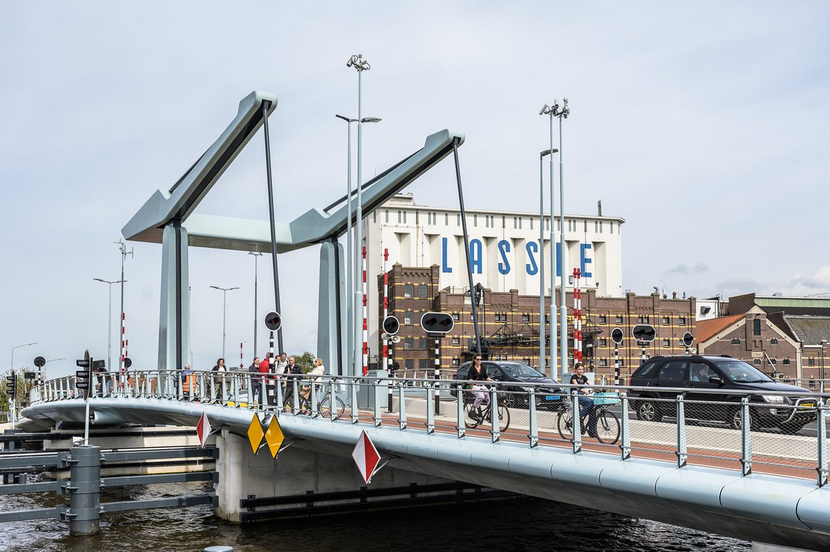 🛳️👏 De #Zaanbrug is klaar! De afgelopen jaren is hard gewerkt aan de vervanging van de brug. De doorgang voor de #scheepvaart is verbeterd en de brug is nu veiliger voor fietsers en voetgangers. Wethouder <a href="/slegersgerard/">Gerard Slegers</a> was zaterdag aanwezig voor de officiële opening.
