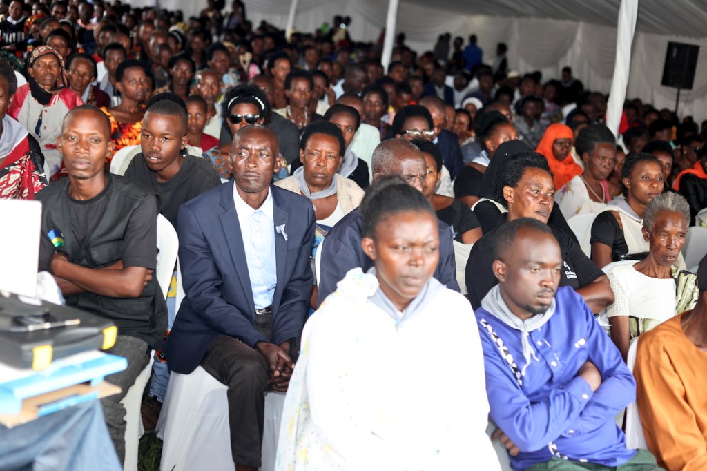 Rwamagana District (@rwamaganadistr) on Twitter photo Umuyobozi w'Akarere <a href="/RadjabM/">Radjab Mbonyumuvunyi</a> n'abandi bayobozi bifatanyije n'abaturage ba Gishari #Kwibuka30 Jenoside yakorewe Abatutsi, kunamira Abatutsi bazize Jenoside baruhukiye mu rwibutso rwa Ruhunda n'urwa Gishari no gushyingura mu rwibutso rwa Gishari imibiri3 y'Abatutsi bazize Jenoside. Umuyobozi w'Akarere <a href="/RadjabM/">Radjab Mbonyumuvunyi</a> n'abandi bayobozi bifatanyije n'abaturage ba Gishari #Kwibuka30 Jenoside yakorewe Abatutsi, kunamira Abatutsi bazize Jenoside baruhukiye mu rwibutso rwa Ruhunda n'urwa Gishari no gushyingura mu rwibutso rwa Gishari imibiri3 y'Abatutsi bazize Jenoside.