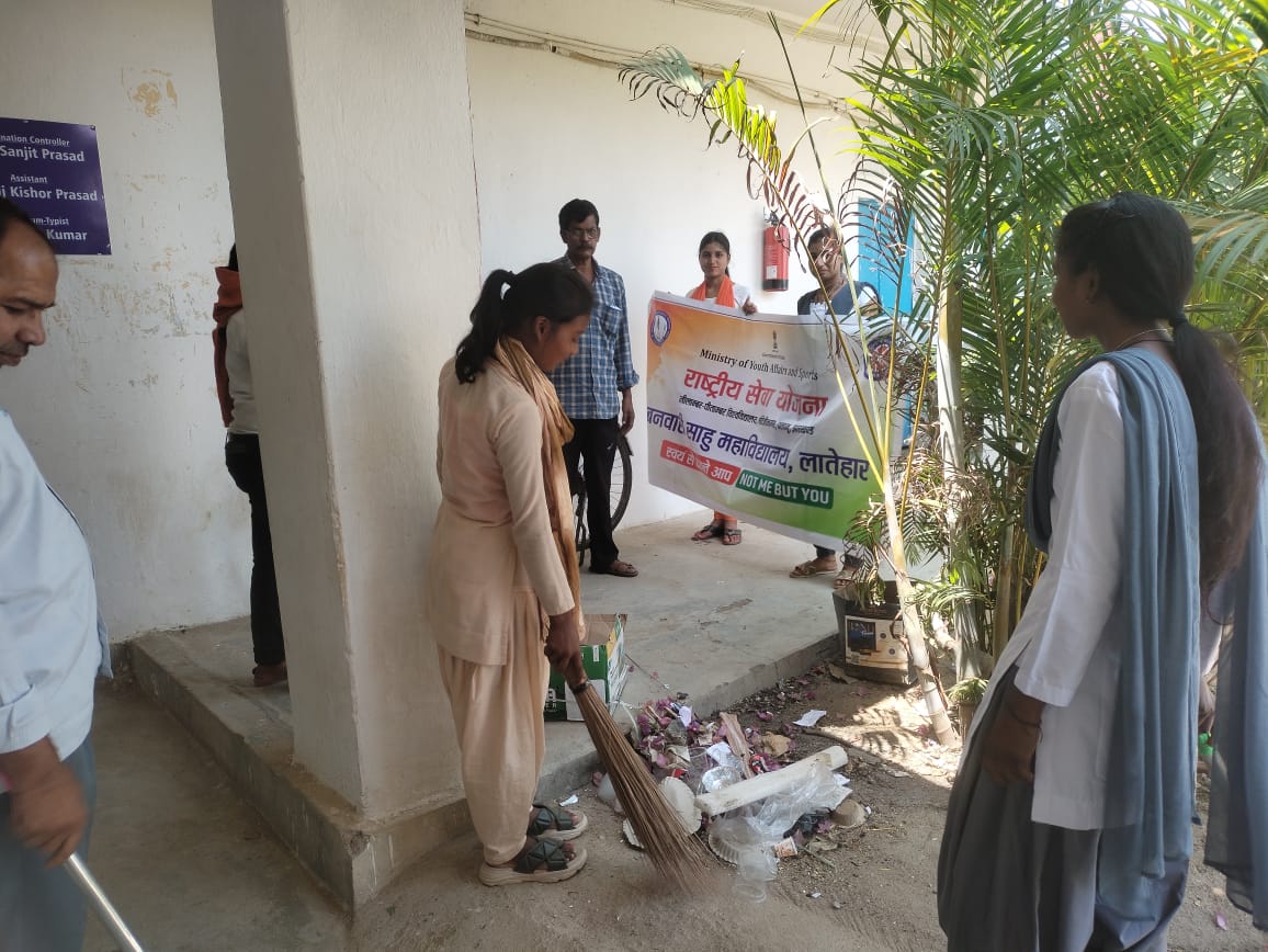 Cleaning activities organised by NSS volunteers of B.S College, Latehar, Jharkhand 
@_NSSIndia
@YASMinistry
@SportsJhr
@pibyas
@ianuragthakur
@NisithPramanik
#YuvaBharat