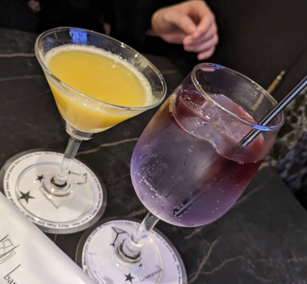 na__KAEDE's tweet photo. 土曜日爆飲み

カクテル綺麗すぎ(´｡✪ω✪｡ ` )

ショートカクテル合わせて5杯
滞在時間1時間半位…
呑みすぎた(バカ)←

名前が天国と地獄とかオモロ
頼んだカクテルが偶然
信号機過ぎた←

鬼楽しすぎてまた行きたい… https://t.co/WtTiEyIVs8
