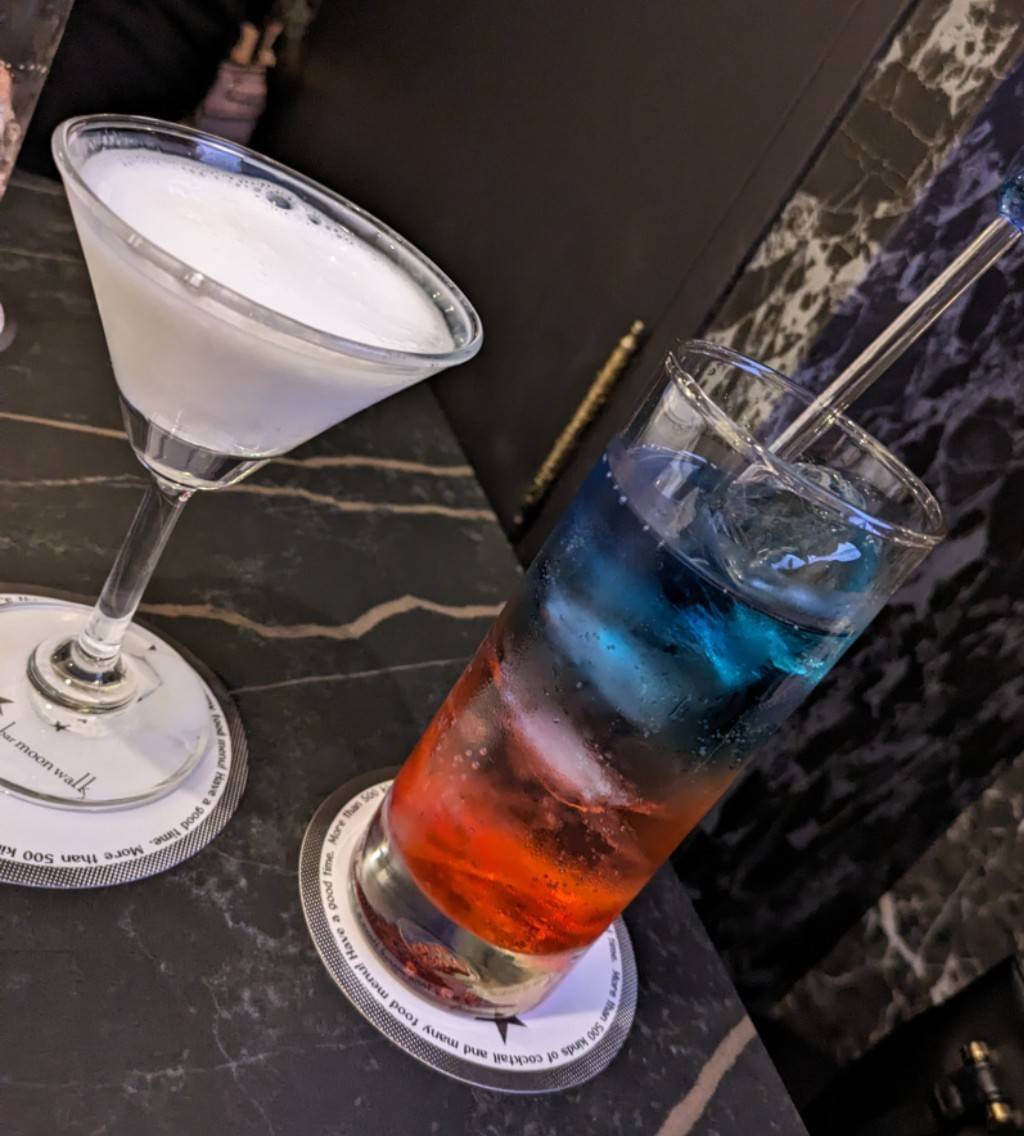 na__KAEDE's tweet photo. 土曜日爆飲み

カクテル綺麗すぎ(´｡✪ω✪｡ ` )

ショートカクテル合わせて5杯
滞在時間1時間半位…
呑みすぎた(バカ)←

名前が天国と地獄とかオモロ
頼んだカクテルが偶然
信号機過ぎた←

鬼楽しすぎてまた行きたい… https://t.co/WtTiEyIVs8