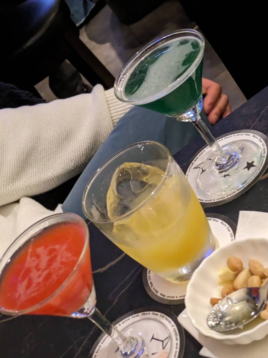 na__KAEDE's tweet photo. 土曜日爆飲み

カクテル綺麗すぎ(´｡✪ω✪｡ ` )

ショートカクテル合わせて5杯
滞在時間1時間半位…
呑みすぎた(バカ)←

名前が天国と地獄とかオモロ
頼んだカクテルが偶然
信号機過ぎた←

鬼楽しすぎてまた行きたい… https://t.co/WtTiEyIVs8
