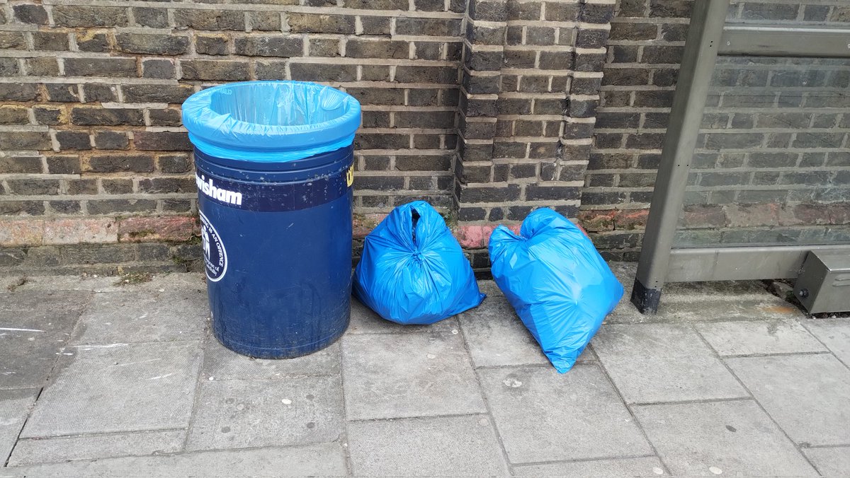 Good morning Bell Green. School's back and the routine has recommenced. One bag of litter collected on the walk to school. #bellgreen #se26 #sydenham #litter #rubbish