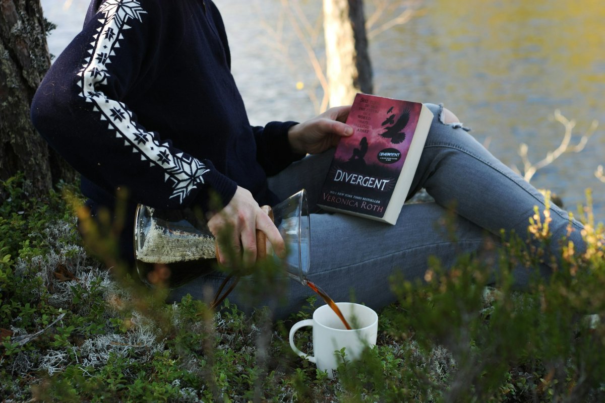 How did everyone enjoy their glimpse of spring reading this weekend? 📖🌷 And what are you diving into this week? #mondaymotivation #reading #booktwitter #readers #readingoutside #mondaymood