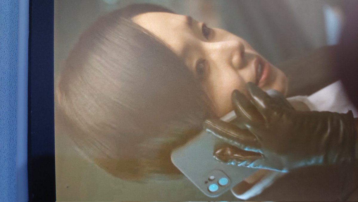 omfgpal's tweet photo. kocak banget ini parasite the grey. kan si captain choi ini kupingnya kepotong ya, tapi dia nelpon disisi kuping yang kepotong itu... kan aneh ya https://t.co/042M5D4QfR