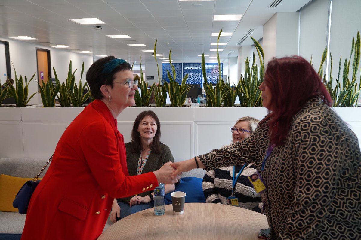 Great to round off my trip to Northern Ireland by visiting Julie Harrison the @NIOgov Perm Sec & staff at Erskine House. Under our successful #PlacesforGrowth programme we are building a Civil Service representative of the whole UK & have relocated 18,200 roles ahead of schedule