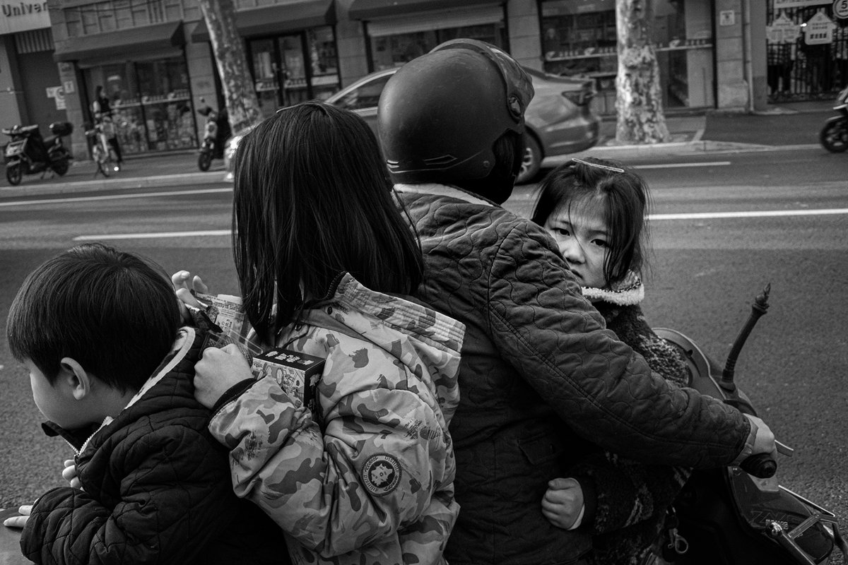 In downtown Shanghai, a mother picks up her three children from school using an electric bicycle.
Shanghai, China
Mar. 2024
Photocollective: Jack Zhuo and Shirley Liu
@ewsn_fuxing_road