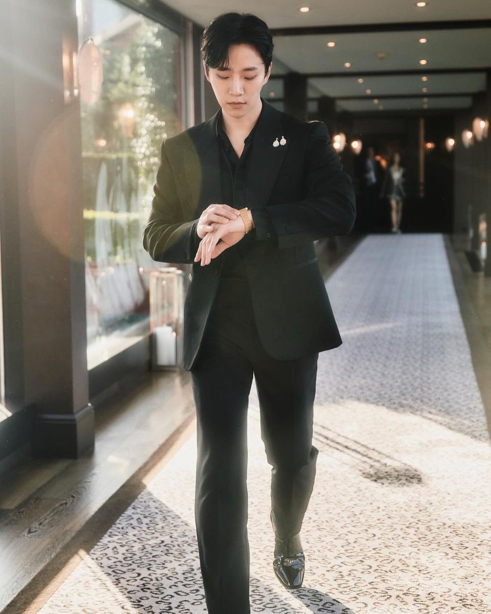 [20240415] 

#LeeJunho positively shone for Piaget, celebrating 150 years, at the #WatchesAndWonders fair in Switzerland. He wore pieces including a Piaget Polo date watch and Possession rings. ✨ 

📸 lofficielsingapore