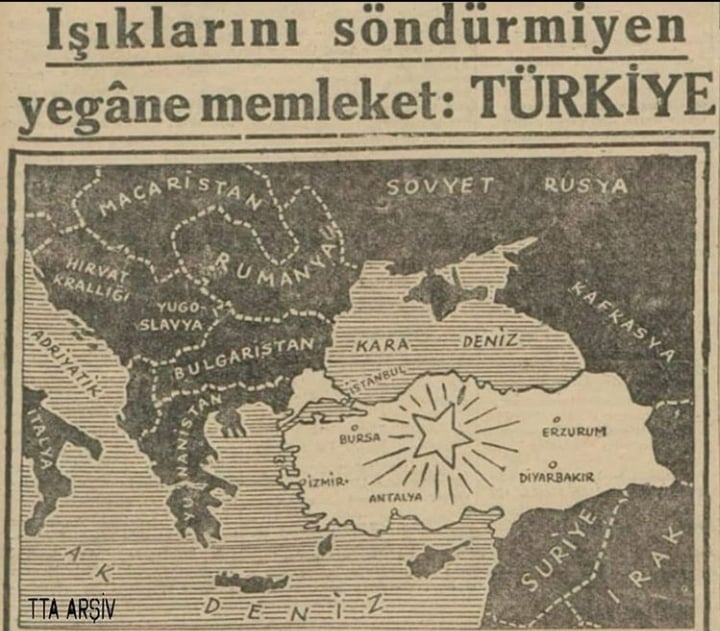SMEYDAN's tweet photo. 1923 Lozan Barış Antlaşması'ndan beri, şimdilik tam 100 yıldır Türkiye'nin ışıkları sönmedi. 

Türkiye, kalıcı barışı sağlayan Lozan düzeni ve Atatürk'ün barışçı dış politika kurgusu sayesinde 100 yıldır -meşru müdafaa Kıbrıs Barış Harekatı, DP'nin Kore'ye asker göndermesi hariç- yeni bir savaşın parçası olmadı.

 Lozan düzeninin baş mimarlarından İsmet İnönü, Türkiye'nin, 2. Dünya Savaşı'nın dışında kalmasını da başardı.100 yaşındaki Cumhuriyetimizin en büyük başarılarından biri 100 yıllık barışı sağlamış olmasıdır. Bunun temelinde Lozan barış düzeni ve Atatürk'ün "yurtta barış dünyada barış" formülüyle şekillenen Cumhuriyetin dış politikası vardır. 

Bu dış politika, kimilerinin iddia ettiği gibi içe kapalı, dünya ile ilgilenmeyen bir politika değildir. Bu politikanın özünde tam bağımsızlık vardır. Bağımsız ülkelerle dostluk antlaşmaları imzalamak, barış paktları kurmak vardır. Atatürk, 2. Dünya Savaşı öncesinde 1934'te Balkan ülkeleriyle Balkan Paktı'nı,1937'de İslam ülkeleriyle Sadabat Paktı'nı yapmıştır. Böylece Bulgaristan'dan Hindistan'a dünyanın en büyük barış kuşağını oluşturmuştu. Türkiye, 1932'de davet edilerek Milletler Cemiyeti'ne üye olmuştur. Cumhuriyet, bu dış politika ile ulusal çıkarlarını da gerçekleştirmiştir. 1936'da Montrö Boğazlar Sözleşmesi'nin yapılarak Boğazların tamamen kontrol edilmesi, 1938'de Hatay'ın anavatana katılması böyle mümkün olmuştur. 

Bugün Türkiye'yi yönetenlerin, yarın Türkiye'yi yöneteceklerin bu gerçeği çok iyi görmeleri ve ona göre dış politikaya şekil vermeleri gerekir.

Not: Gazeteler, 2. Dünya Savaşı tüm hızıyla devam ederken savaş dışında kalmayı başaran Türkiye'den, "Işıklarını Söndürmeyen Yegane Memleket Türkiye" diye söz etmişti. (6 Ağustos 1941)