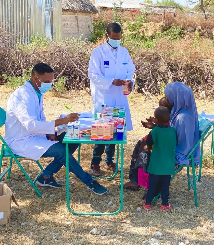 Among healthcare challenges in #Somalia: remote facilities, costly medications. Thanks to @ECHO_CESAfrica funding via @CaafimaadP, mobile teams provide vital services to communities like Maryan's village, 45km outside #Luuq. Her children receive treatment in their own village.