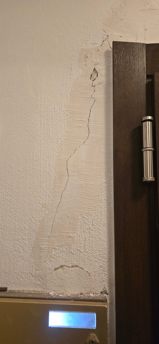 D6avidSuarez's tweet photo. CUIDADO!! Si vas a contratar alguna instalación con @leroymerlin_es ten mucho ojo. Nos hemos gastado 1700€ en una puerta y nos han dejado con grietas notables en la pared además de que se está cayendo y nos dicen que son daños estéticos y que no lo cubre la garantía. https://t.co/VnyNfpm1Jl