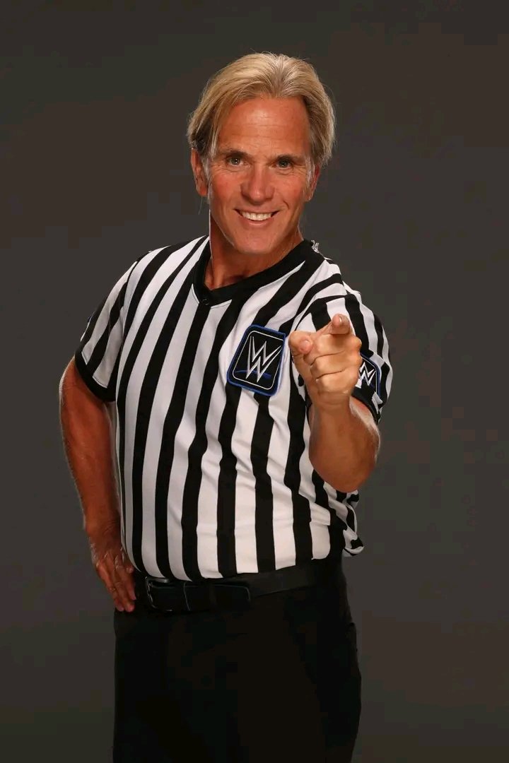 Still my best Referee . 🙌 @WWERobinson