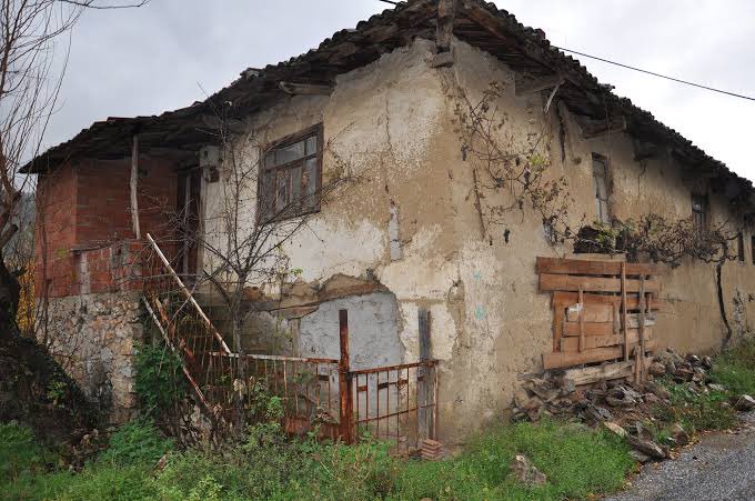 Egeli kıza bekar avukat teyzesinden kalanlar:
-bodrumda yazlık
-cihangirde 2 daire
-nişantaşında ofis 

o esnada 5 amcamla hasım olmamıza neden olup uğruna kan dökülen bizim dede mirası