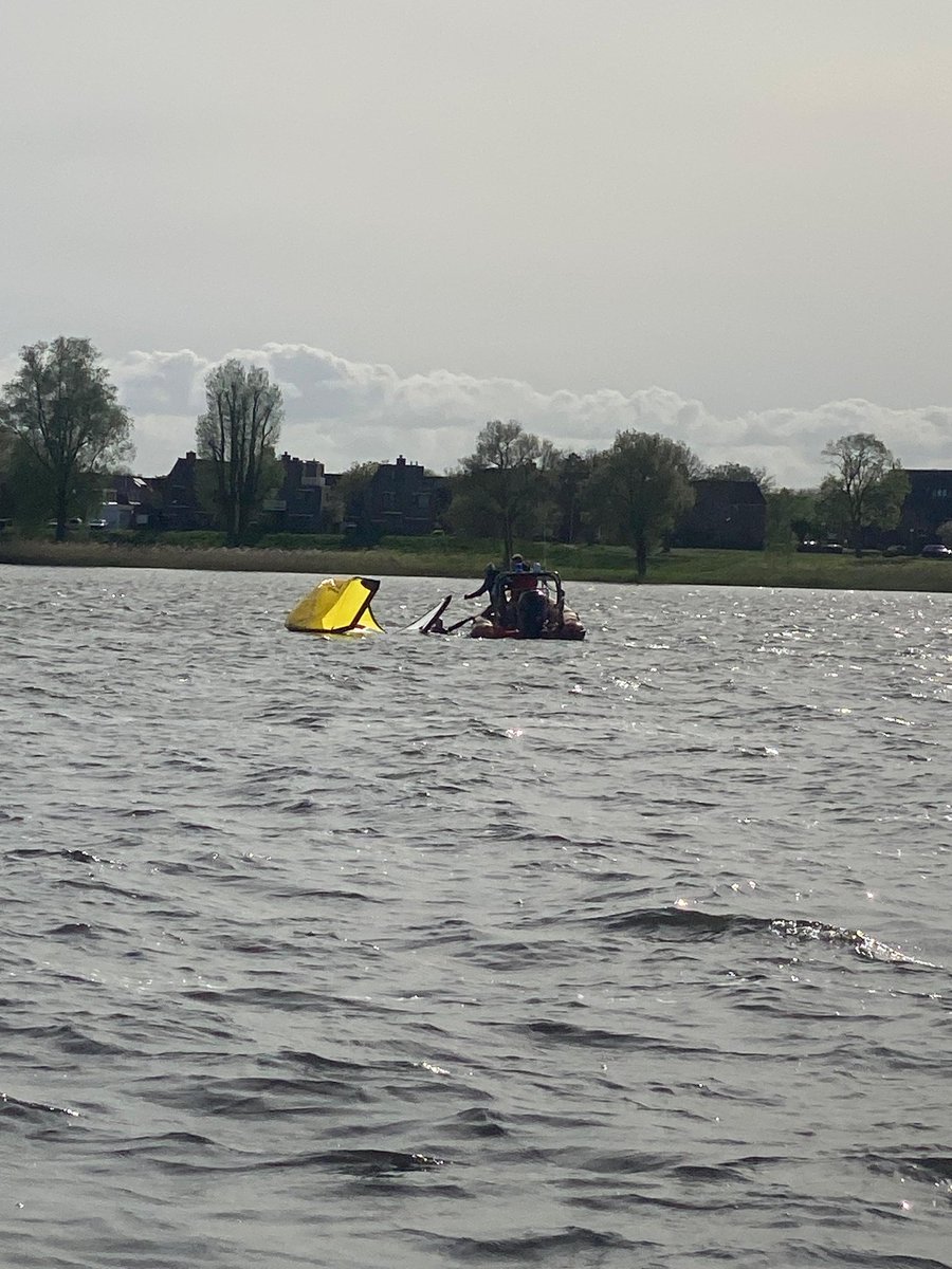reddingdienst's tweet photo. Eerste echte redding SAR Naarderbos, zondag aan het eind van de middag, uitgeputte surfer uit de vaargeul geplukt.
#reddingboot #ijmeer #Drenkeling #surfen Muiderberg Strand trots op mijn mannen! https://t.co/eGk7r0Fzs9