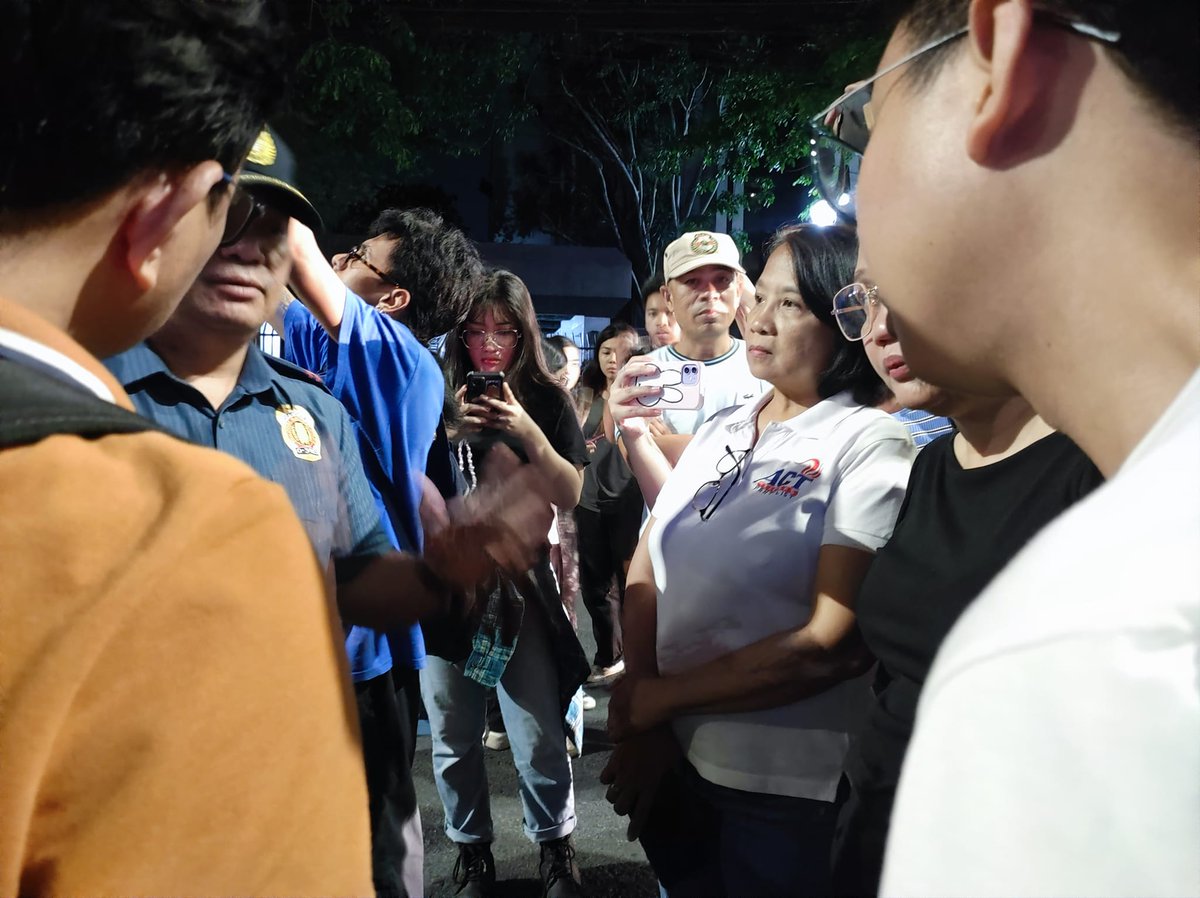 bulatlat's tweet photo. The police are blocking the protest caravan of Piston &amp; Manibela at the Welcome Rotonda area. Makabayan bloc lawmakers &amp; labor organizer Elmer Labog are asserting the right of the jeepney drivers and operators to hold the activity. 

📸 Kabataan Partylist &amp; Tanggol Pasada Network https://t.co/c3i1nO4Wry
