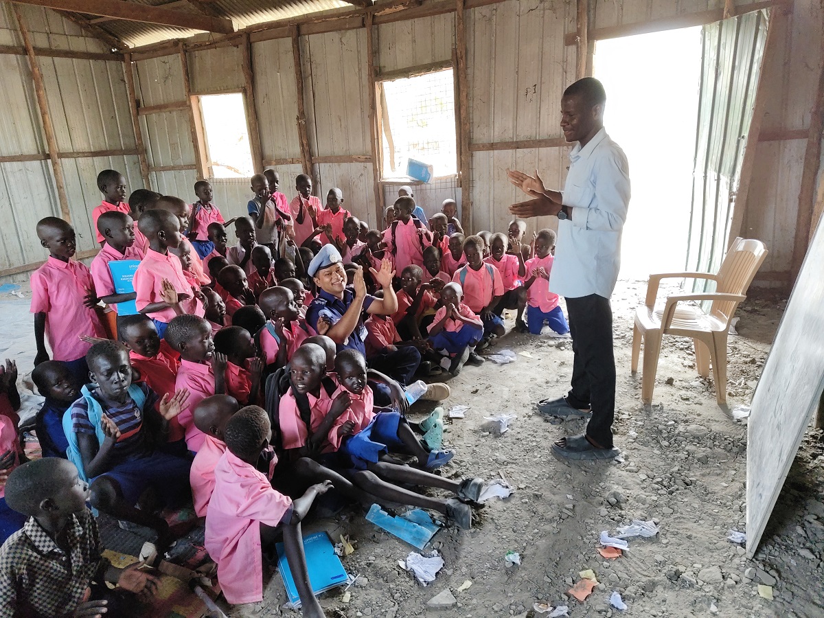 #PeaceBegins🕊️ when education is prioritized. In Pibor, #SouthSudan🇸🇸, patrolling @UNPOL officers from #UNMISS met secondary school teachers & students to discuss high drop out rates + encourage girls to complete their education & be financially independent! #A4P