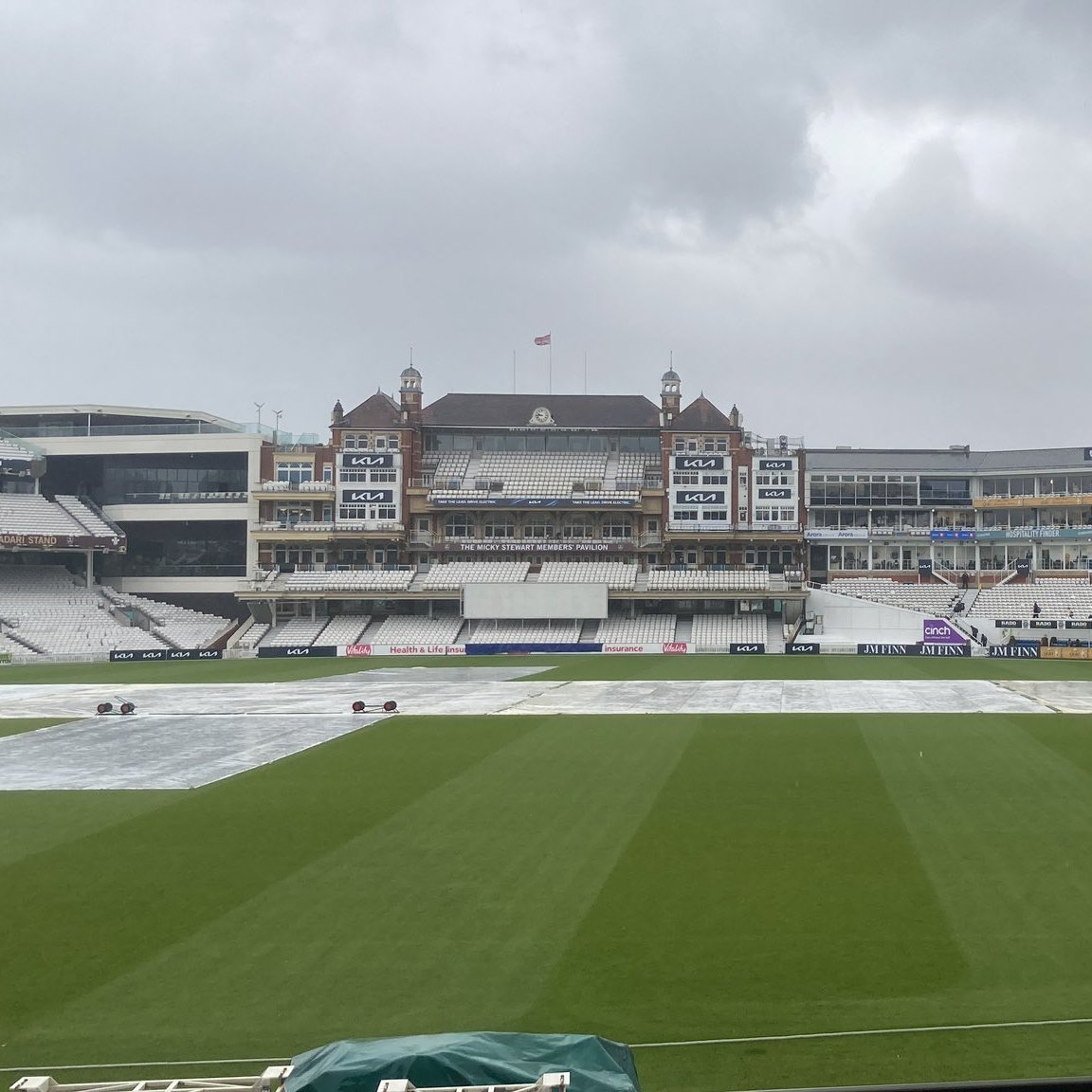 Good morning from the Kia Oval! 🌧

The current scene is grey skies and rain here in London ☔️

The forecast is looking slightly better post midday but there are still showers around, updates as we get them

#SURvSOM
#WeAreSomerset