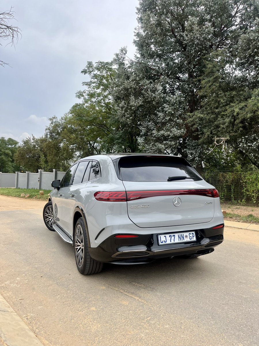 Testing out the @MercedesBenz_SA EQS450 4Matic SUV this week. It uses a 108.4kWh battery and the claimed range is 616km. Produces 265kW and 800Nm. Range anxiety is alleviated here and the Hyperscreen is an absolute marvel to look at 😍. Absolutely stunning build quality in here…