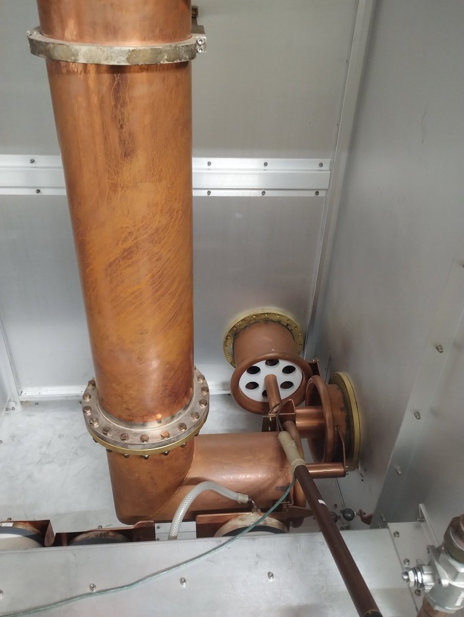 If you've even wondered what a 4:1 Balun looks like for a 250kW Shortwave Transmitter by RIZ 

Sender 94 3 monthly Balun Inspection at Woofferton 

It's about 2m tall