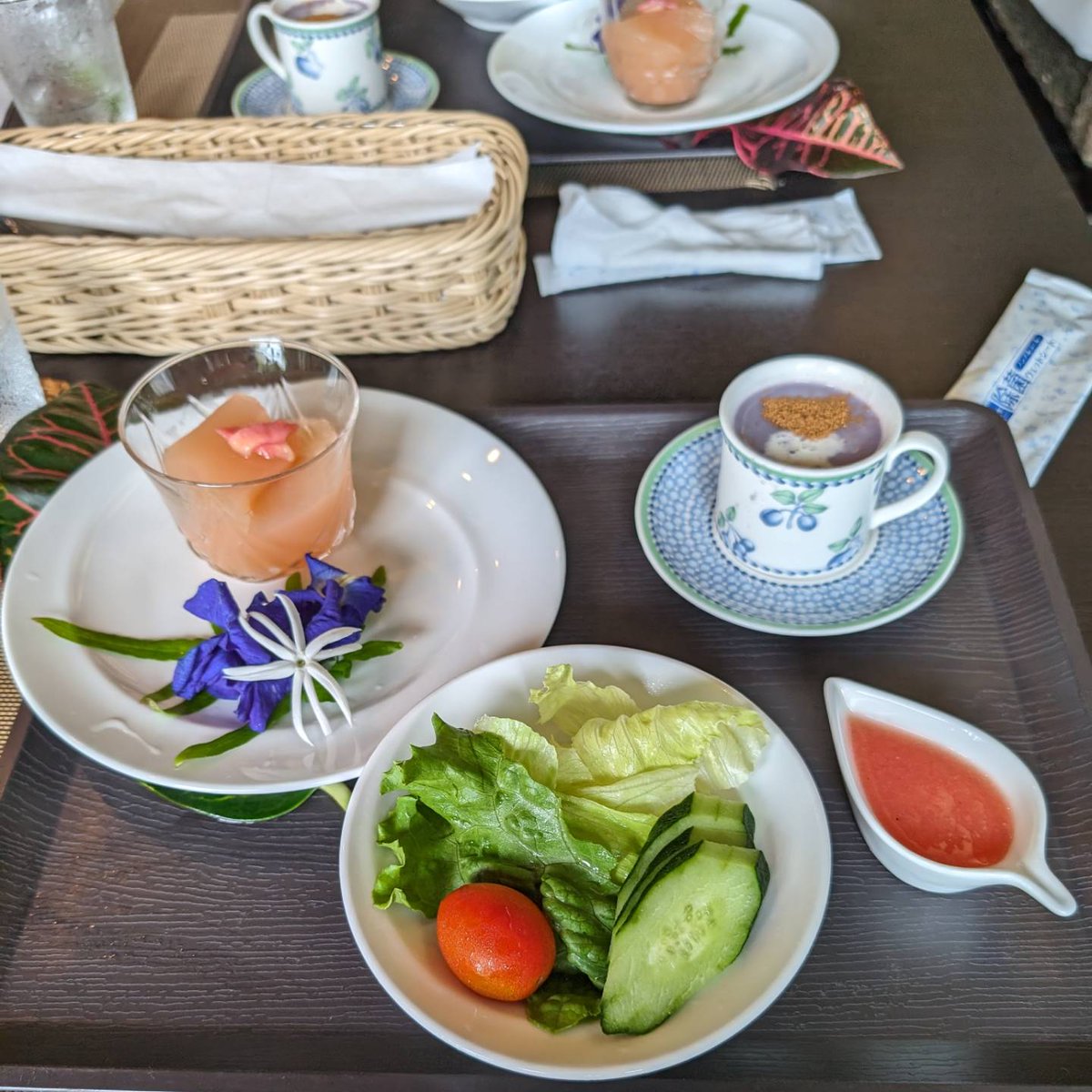 石垣島の素敵なカレー屋さん。
草ぼうぼう。

とんでもない森の中にあります。
風邪が気持ちいい。