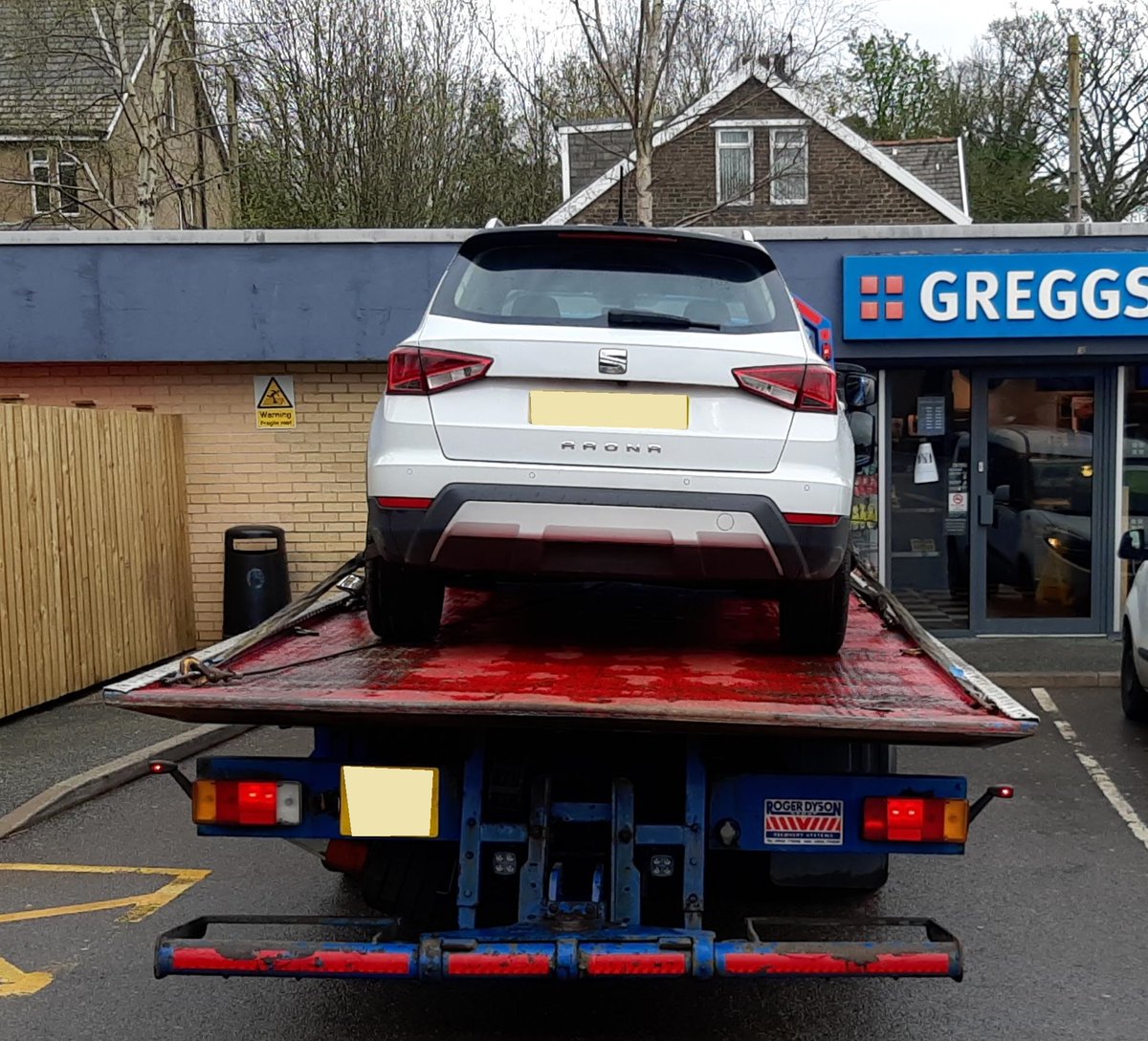 Stopped on Keighley Road @WYP_BradfordW due to driver not wearing seatbelt.
Further enquiries revealed that he was not insured 🤦‍♀️
Vehicle seized and driver reported.
#opsteerside #driveinsured @DriveInsured @OpTutelage