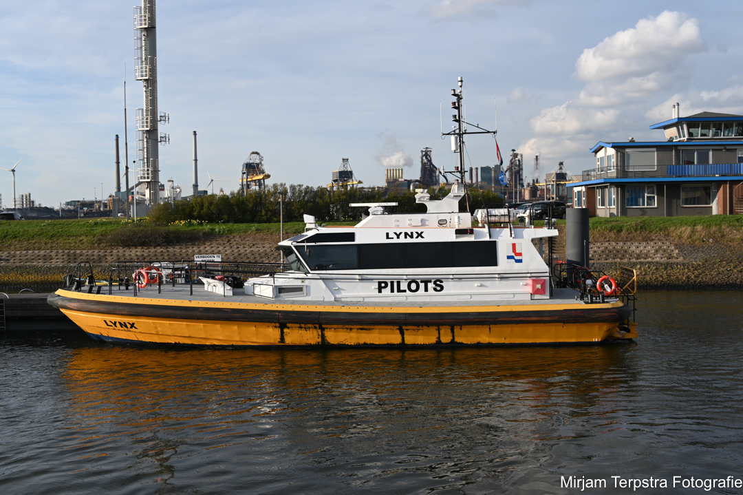 #pilotboat #Lynx from #Loodswezen seen in #Port of #IJmuiden #Zeehaven #pilot #vessel #boat #IJmuidenEnzonl #sailing #maritime #shipsinpics #ships #shipspotting #adventure #shipphotography #maritimepilot #instashipping #photography #pictures #shipping